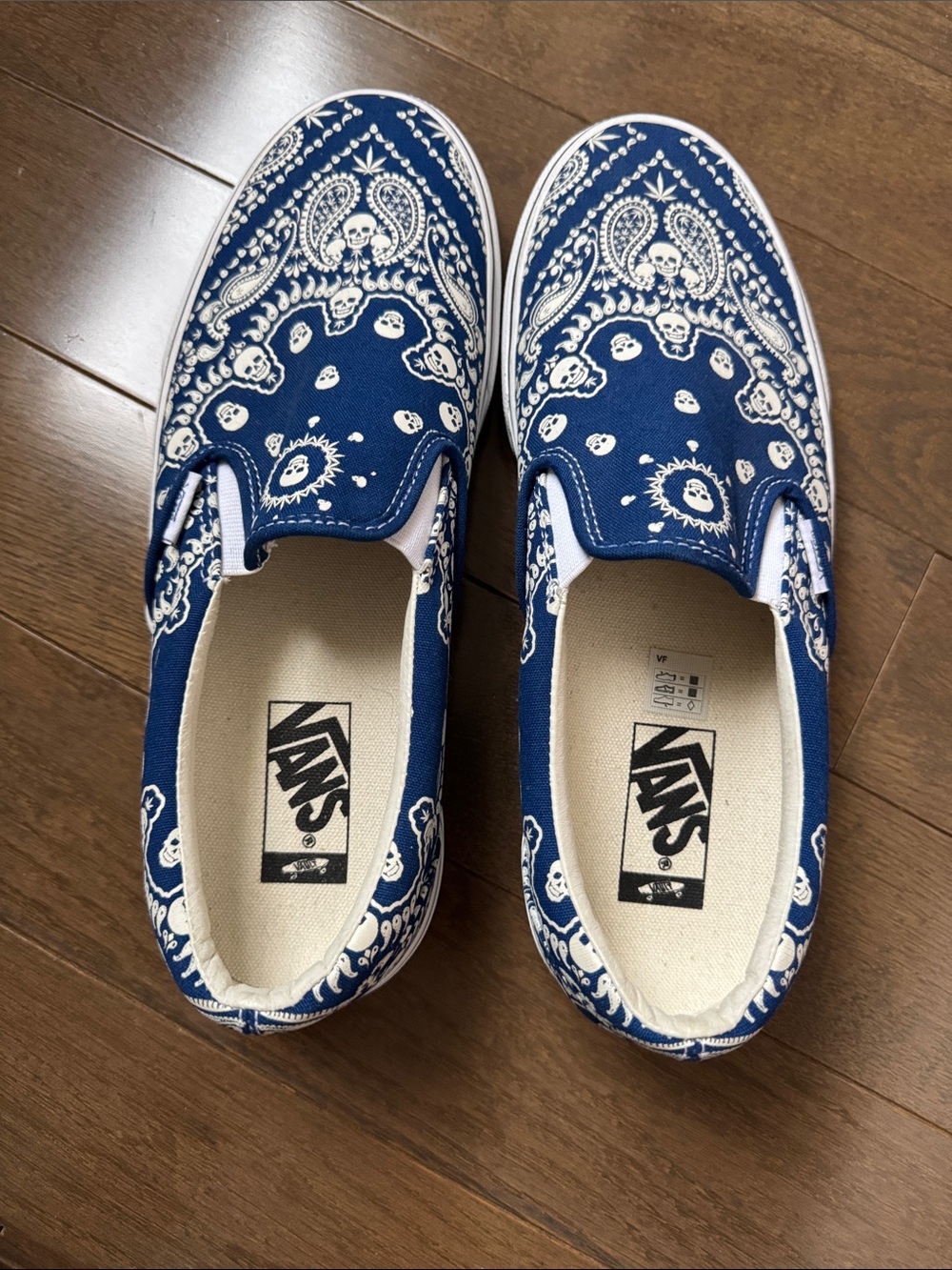 Vans Unisex Slip-On Sneakers in Blue Bandana/Skull Print